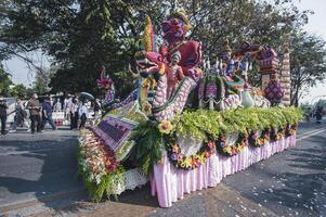 Chiang maio, Tailândia - fevereiro 04, 2023 flor flutua e desfiles a 46º anual flor festival 2023 dentro Chiang maio, Tailândia foto