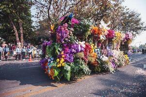 Chiang maio, Tailândia - fevereiro 04, 2023 flor flutua e desfiles a 46º anual flor festival 2023 dentro Chiang maio, Tailândia foto