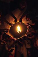 Chiang mai - Tailândia novembro 27, 2023 turistas alegremente comemoro liberando lanternas às a loi Krathong sim peng lanterna festival de acordo com para tailandês cultural tradições. foto