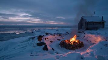 dentro a meio do uma congeladas tundra uma tradicional finlandês sauna senta aquecido de uma ampla fogueira fora. foto