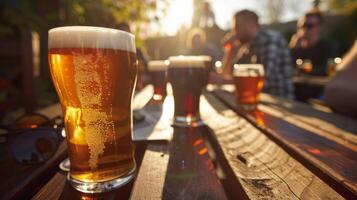 uma iluminado pelo sol pátio com pessoas vagaroso bebericando em vários construir cervejas foto