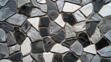 uma mosaico mosaico lareira cercar fez a partir de e em forma cerâmico azulejos dentro tons do cinzento Preto e branco. foto