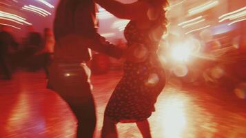 casais girando e rodopiando em a dança chão para a rítmico sons do salsa e merengue foto