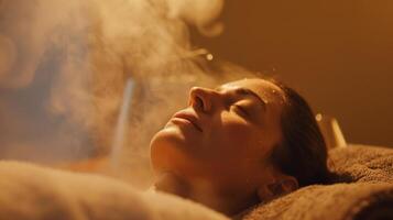 uma mulher mentiras em uma toalha dela face sereno e dela corpo envelope dentro a caloroso calmante vapor do a sauna. foto