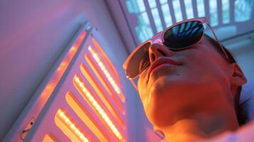 uma pessoa usando a infravermelho sauna Como parte do seus anti-envelhecimento regime Como a calor promove colágeno Produção e melhora pele elasticidade. foto