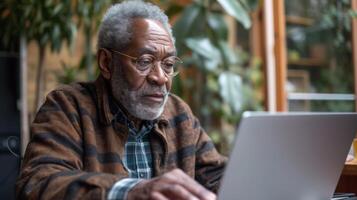 uma maduro homem sentado às dele jantar quarto mesa parece atentamente às dele computador portátil tela Como ele discute dele saúde preocupações com uma virtual especialidade grato para a conveniência a foto