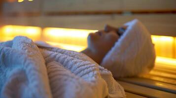 uma pessoa deitado em uma sauna Banco com uma toalha sobre seus face permitindo a calor para acalmar seus corpo e mente. foto