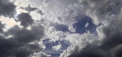 magnífico lindo Formato do cumulonimbus nuvens azul céu nuvem gradiente luz branco fundo. beleza Claro nublado dentro brilho do sol calma brilhante ar fundo foto