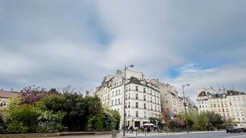 primavera urbano panorama mostrando clássico europeu arquitetura debaixo uma suave nublado céu, potencialmente adequado para viagem e cultura temas foto