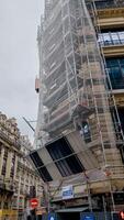 andaimes em uma histórico construção durante renovação funciona, Paris, França, refletindo urbano desenvolvimento e arquitetônico preservação, abril 14, 2024 foto