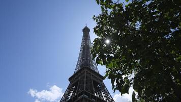 eiffel torre fechar acima, famoso Paris francês capital monumento do aço dentro a cidade Centro, turista atração e a a maioria visitou ponto de referência contra a azul céu dentro luz solar, Sol feixes foto