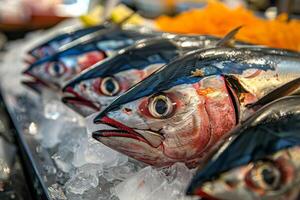 fresco atum exibido com Está brilhante cores às a ao ar livre peixe mercado, local e fresco pegar ênfase foto