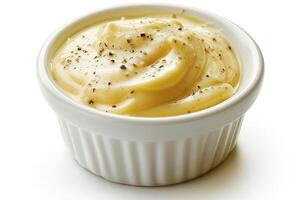 ramekin do aioli molho, cremoso alho sabor, suave textura, isolado em uma branco pano de fundo foto