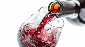 derramando vermelho vinho para dentro uma cristal vidro, fechar acima, isolado em branco foto