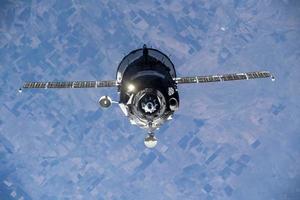 o navio da tripulação soyuz ms-19 transportando três tripulantes russos se aproxima da estação espacial internacional para atracar no módulo rassvet foto