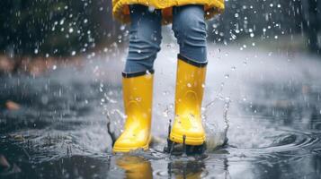 criança alegremente salpicos dentro uma poça vestindo brilhante amarelo chuva botas, chuvoso dia Diversão foto