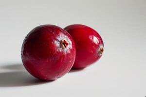 par do cranberries, vibrante vermelho em uma branco fundo foto