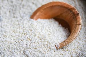 arroz branco de jasmim com tigela de natureza no saco, conceito de culinária de grãos de arroz e grãos