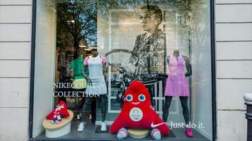 colorida nikecourt coleção exibição com pelúcia mascote dentro uma Esportes loja janela dentro Paris, França, exibindo Atlético moda em abril 14, 2024 foto