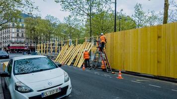 construção trabalhadores erigindo de madeira acumulação dentro Paris, França, em abril 14, 2024, simbolizando urbano desenvolvimento e trabalho indústria foto