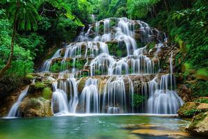 lindo majestoso cascata dentro natural natureza, nacional parque atração foto