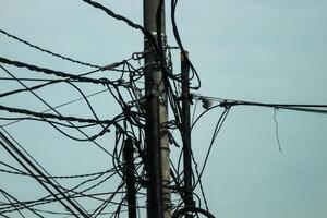 foto do bagunçado elétrico postes e poder linhas