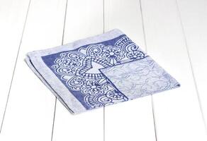 azul toalha de mesa com padronizar em de madeira mesa foto