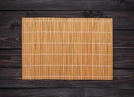 bambu esteira em uma de madeira mesa, topo Visão foto