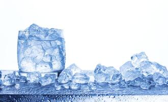 água com esmagado gelo cubos dentro vidro isolado em branco fundo foto