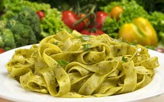 cozinhou italiano fettuccine massa com pesto molho foto