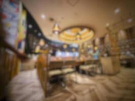 Jacarta, Indonésia em Julho 7 2022. borrado desfocar foto do a interior do uma chinês restaurante dentro uma Shopping dentro Jacarta, dominado de amarelo luzes, dando a impressão do luxo.
