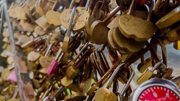 sortido amor cadeados em anexo para uma ponte grade simbolizando eterno amor e compromisso, comumente visto dentro romântico dia dos namorados dia celebrações foto