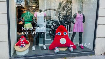 nikecourt coleção exibição com peculiar mascote às uma loja dentro Paris, França, resumindo Esportes moda tendências, capturado em abril 14, 2024, ideal para Atlético branding foto