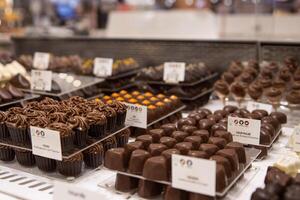 Berlim. Alemanha. janeiro 5 ª 2024. Kadewe departamento loja. kaufhaus des oeste. luxuoso sortimento em chocolate mostrar. delicioso bombons e trufas doces a partir de Suíça. seletivo foco foto