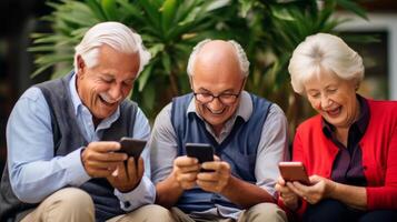 uma grupo do aposentado amigos jogando a conectados jogos juntos em seus smartphones foto