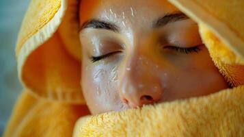 a refrescante frieza do uma toalha aplicado para a Viajantes face depois de uma desintoxicante sessão dentro a infravermelho sauna. foto