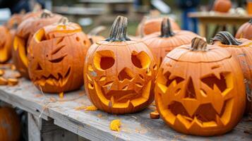 uma abóbora escultura estação Onde convidados estão acionado dentro criando único e criativo desenhos para seus jackolanterns foto