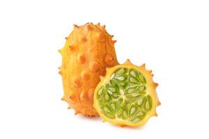 kiwano ou africano chifrudo Melão fatias isolado em branco fundo foto