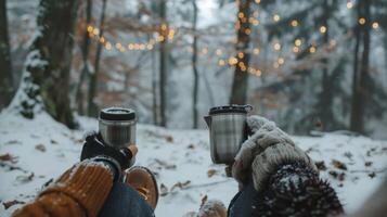 uma pacífico momento dentro uma Nevado floresta com dois pessoas sentado em uma Banco e partilha uma garrafa térmica do quente ervas chá foto