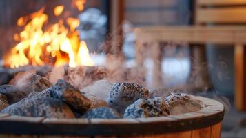 a calmante som do vapor Aumentar a partir de quente sauna pedras acompanhado de a crepitação do uma inverno fogo. foto