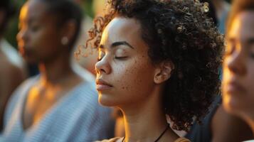 uma pequeno grupo do indivíduos sentado pacificamente dentro meditação olhos fechadas e mentes às facilidade foto