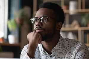 ai gerado reflexivo africano americano homem com óculos dentro uma acolhedor estude quarto foto