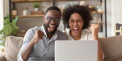 ai gerado muito feliz casal a comemorar uma ganhar com computador portátil às casa foto