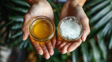 uma pessoa segurando uma jarra do coco óleo e uma jarra do querida insinuando às a natural todo alimentos este pode estar usava para adicionar riqueza e nutrição para sauna terapia. foto