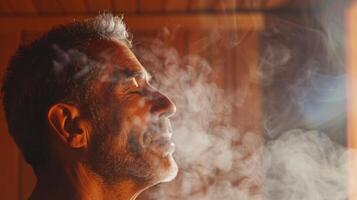 uma homem usando uma sauna para Socorro com dele respiratório problemas a calor e vapor abertura acima dele vias aéreas e atenuação dele respirando. foto