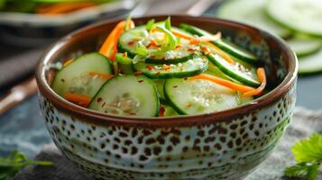 fino tiras do fresco pepino estão adicionado para a tigela adicionando uma refrescante triturar foto