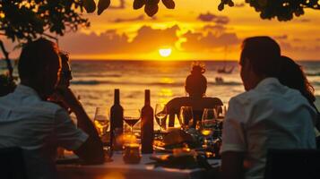 Como a Sol conjuntos sobre a tranquilo oceano uma grupo do amigos reunir por aí a mesa avidamente antecipando a delicioso à base de plantas pratos para venha foto