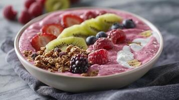 uma tropical fruta batido tigela coberto com granola fatiado frutas e uma montão do cremoso coco iogurte foto