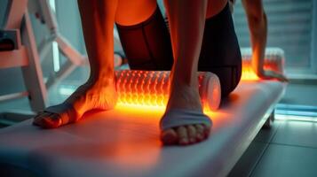 uma pessoa usando uma espuma rolo enquanto dentro a infravermelho sauna usando a combinação do calor e fisica terapia para facilidade nervo dor. foto