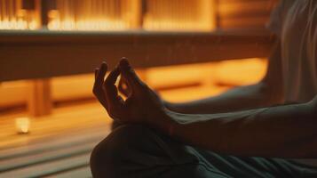 uma pessoa meditando dentro a sauna usando a quieto e pacífico meio Ambiente para Claro seus mente e relaxar seus corpo. foto